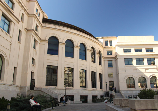 Rectorado de la Universitat de València desde la Plaza Charles Darwin.